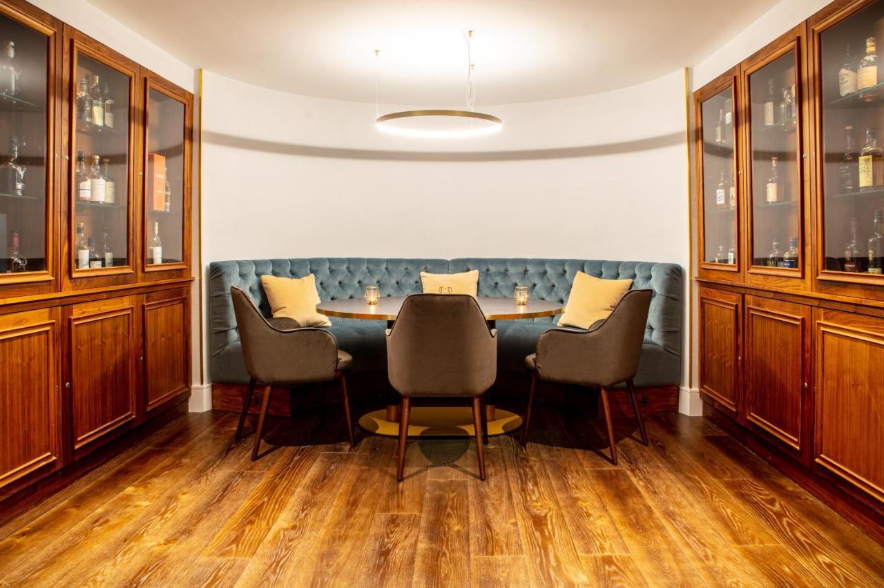 فندق ذا روزيت ريدينغ ريدينج المظهر الخارجي الصورة The bar at the 2018 refurbishment