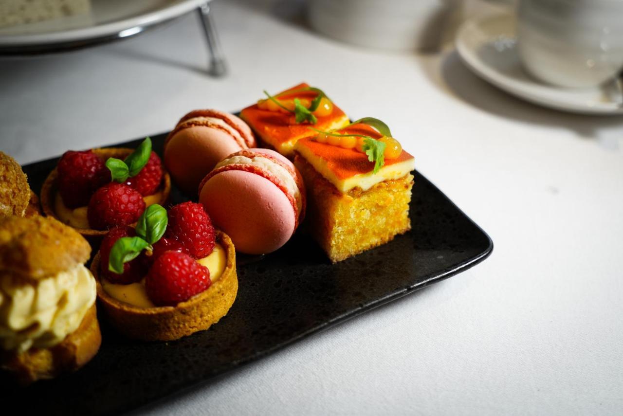 فندق ذا روزيت ريدينغ ريدينج المظهر الخارجي الصورة A selection of cakes
