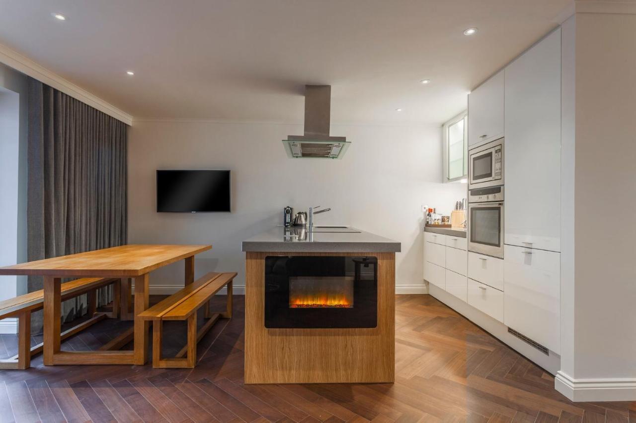 فندق ذا روزيت ريدينغ ريدينج المظهر الخارجي الصورة A modern kitchen with a fireplace
