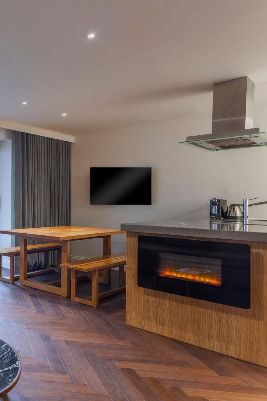 فندق ذا روزيت ريدينغ ريدينج المظهر الخارجي الصورة A fireplace in a kitchen