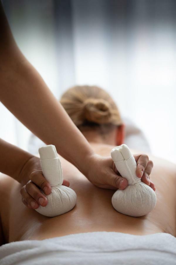 فندق ذا روزيت ريدينغ ريدينج المظهر الخارجي الصورة Thai herbal compress massage