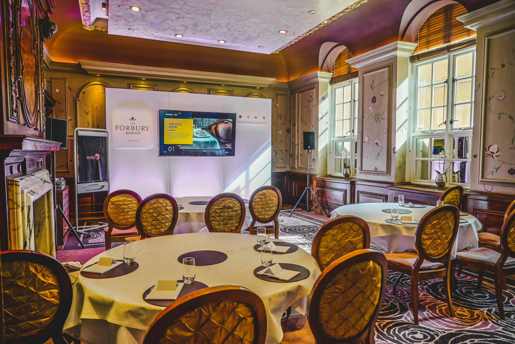فندق ذا روزيت ريدينغ ريدينج المظهر الخارجي الصورة The interior of the restaurant