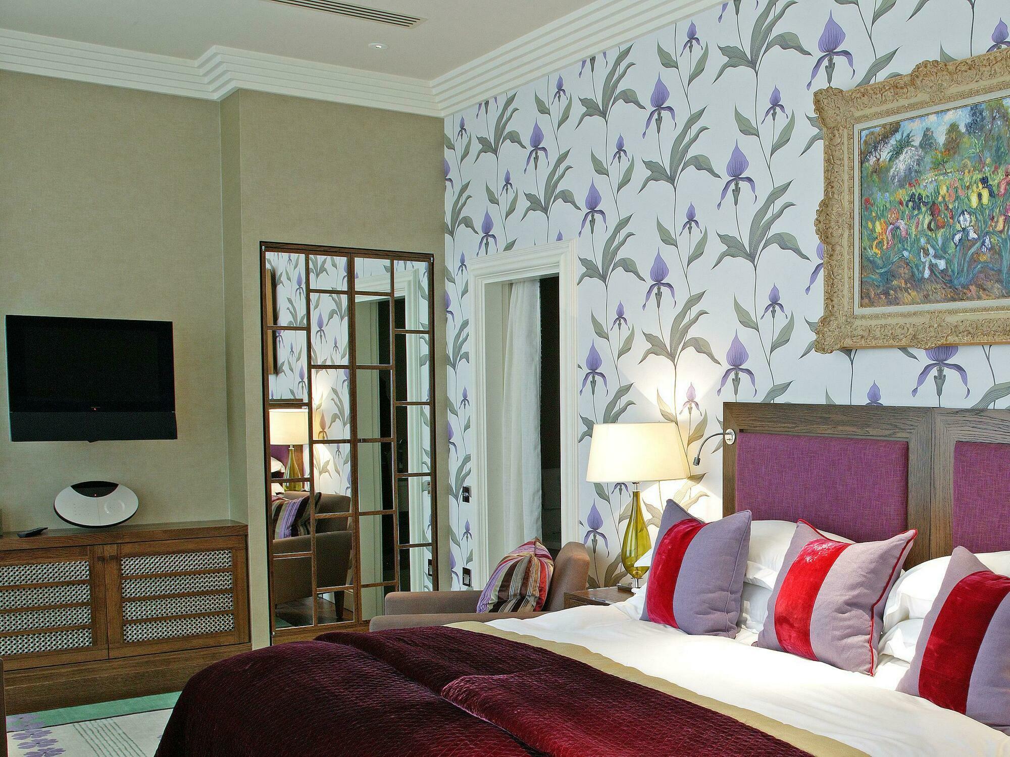 فندق ذا روزيت ريدينغ ريدينج المظهر الخارجي الصورة A bedroom with wallpaper